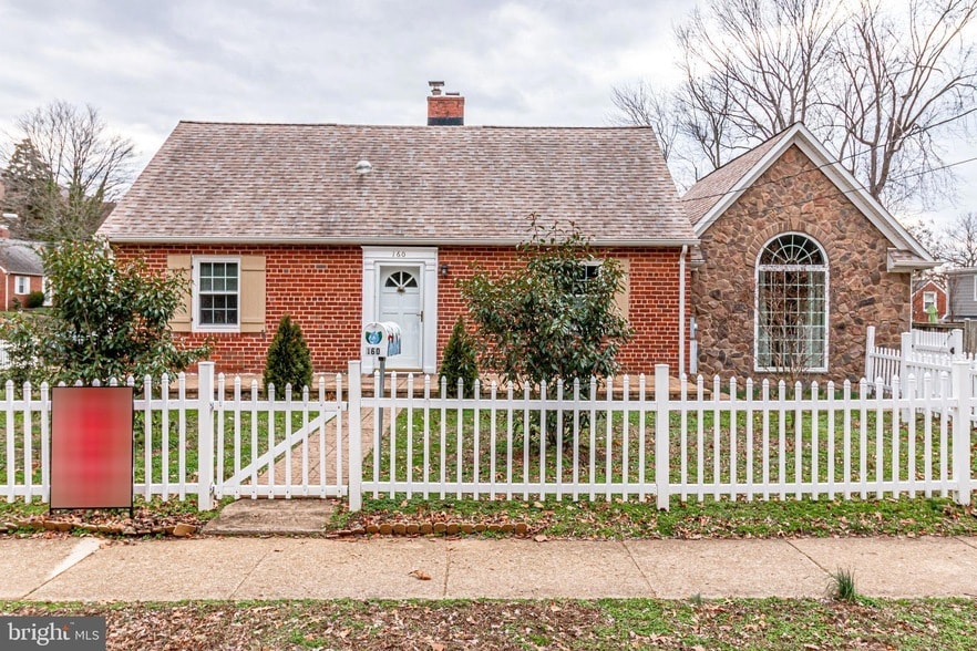 Photo - 160 Hilton Street