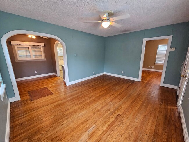 Foto del edificio - (2) Bed/(1) Bath Avail NOW! Hardwood Floors!