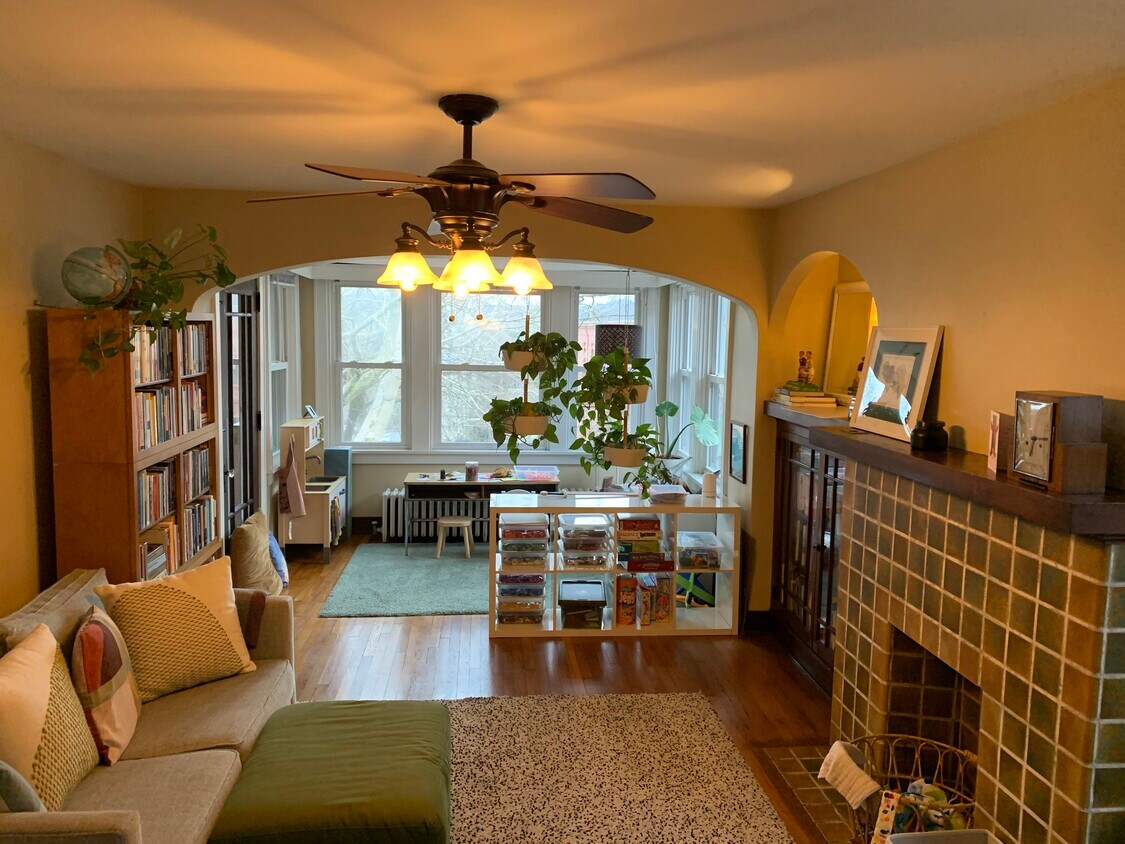 Living room - 300 S Braddock Ave