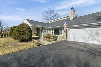 Building Photo - 836 W Everett Rd