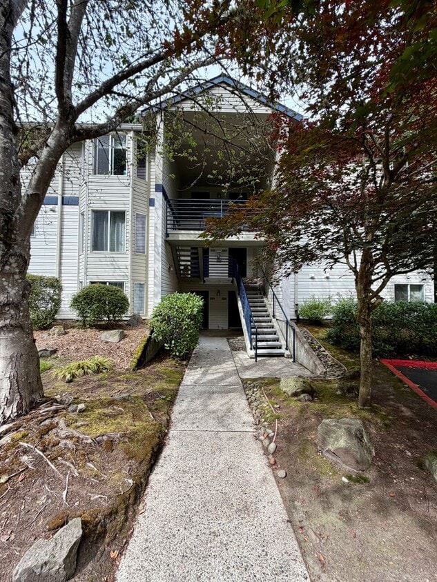 **MOVE-IN SPECIAL: $250 OFF 1ST MONTHS RENT!!** Updated 2BD/2BA Condo with Green Space Views & Co... - Updated 2BD/2BA Condo with Green Space Views & Covered Parking