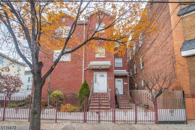 Primary Photo - 37 Norfolk St