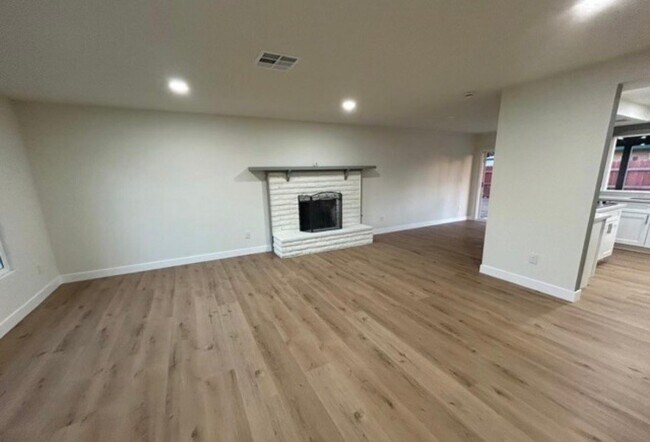 Building Photo - 41767 Shady Ln