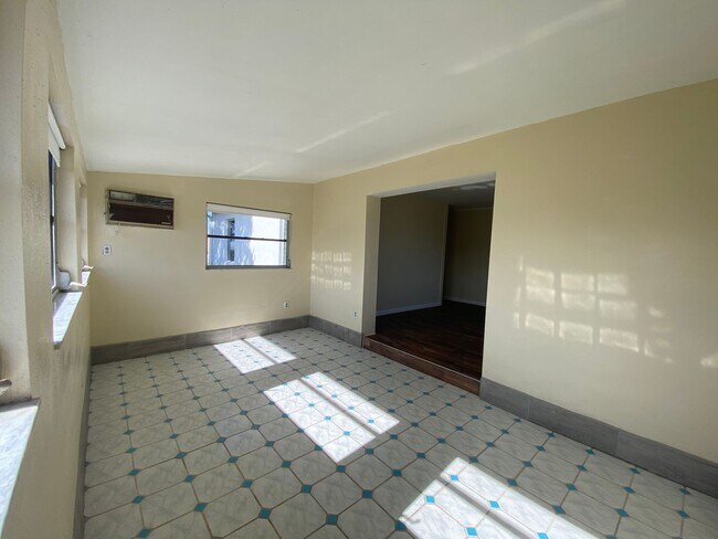 Foto del edificio - Cute 3-Bedroom Home with newer Kitchen & Spacious Yard in Port Charlotte