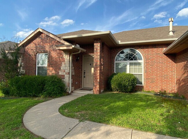 Foto del edificio - First Month Free!  Recently Remodeled!