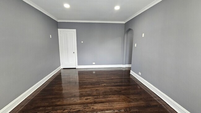 Building Photo - 6545 N Francisco Ave