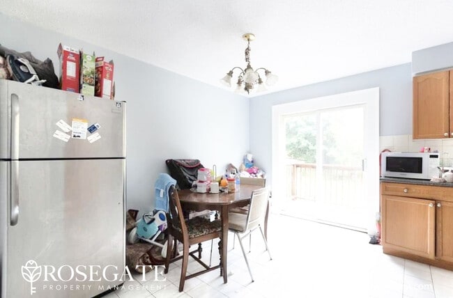 Building Photo - Spacious 3-Bedroom Main Floor with Balcony...