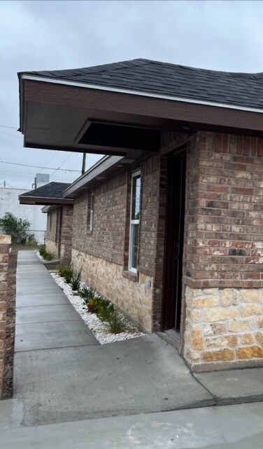 Vista frontal 2 - 521 W Van Week St