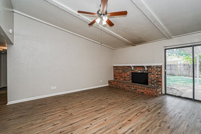 Foto del edificio - 4141 Yellowleaf Dr