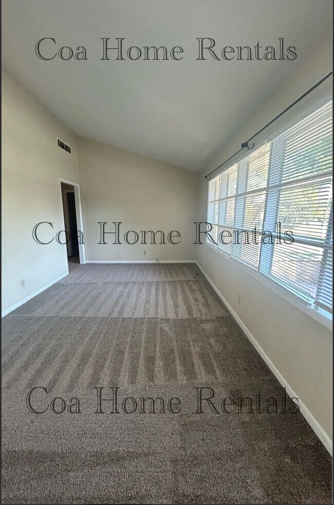 Foto del edificio - Great East side corner lot home