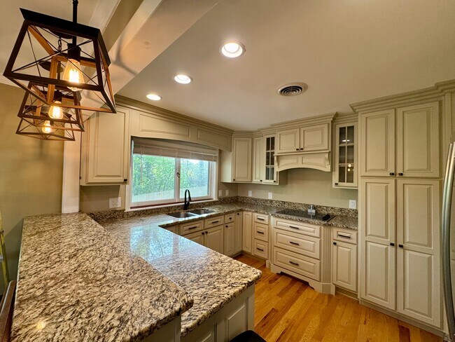 Building Photo - 732 Hillgate Rd