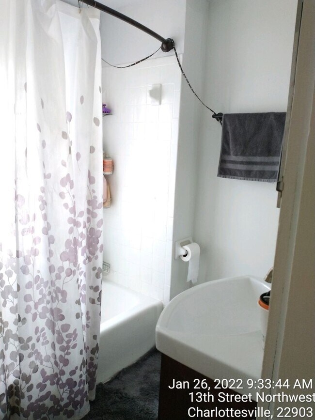 Foto del edificio - Heart of UVA 13th St  4 BR, 2.5  Bath house within walking distance of UVA