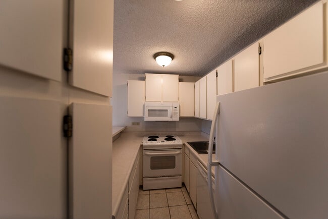 Building Photo - 2140 Kuhio Ave