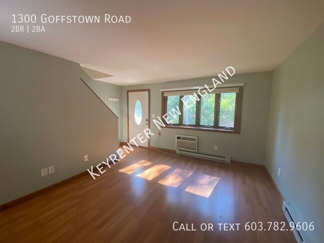Building Photo - Quiet 2 Bedroom 1.5 Bath Townhouse Available!