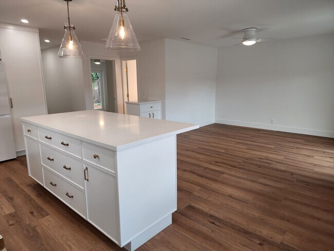 Building Photo - Encinitas Charmer on a Cul-de-sac , Only M...
