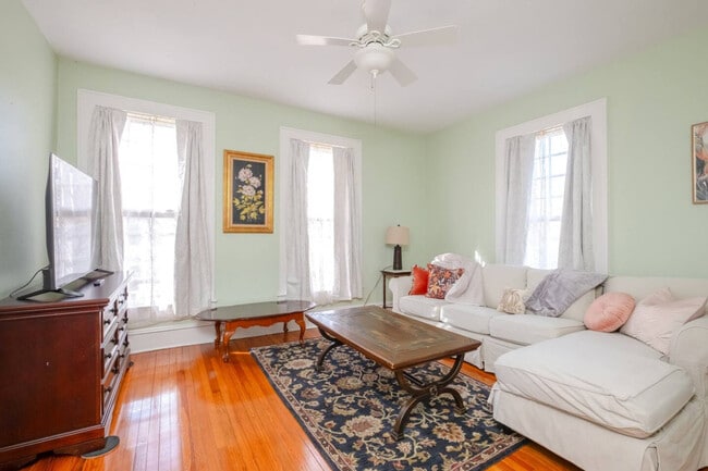 Building Photo - 406 NE 7th Ave