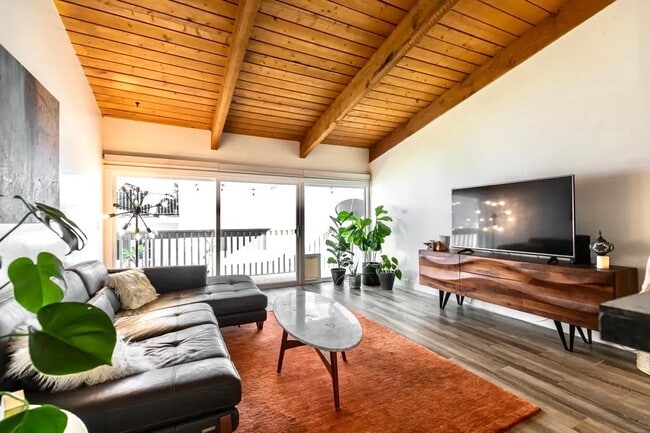 Building Photo - 6526 Ocean Crest Dr