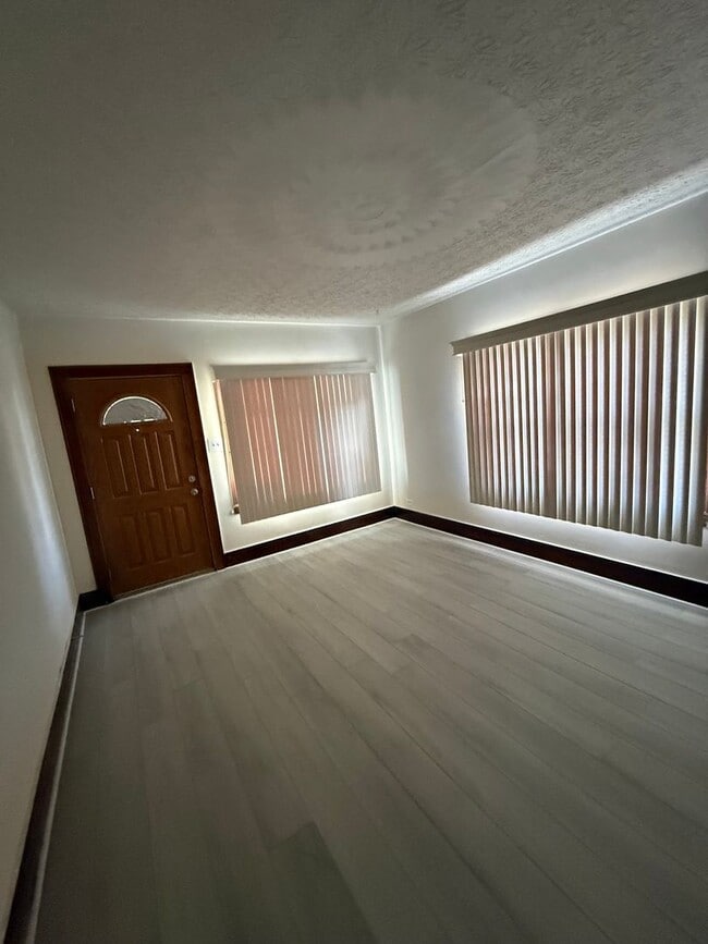 Foto del edificio - SECTION 8 AND EDEN ACCEPTED! Charming 2-Bedroom Home in the Heart of Akron!!