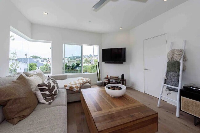 Building Photo - Modern Luxury Fully Furnished Townhome wit...