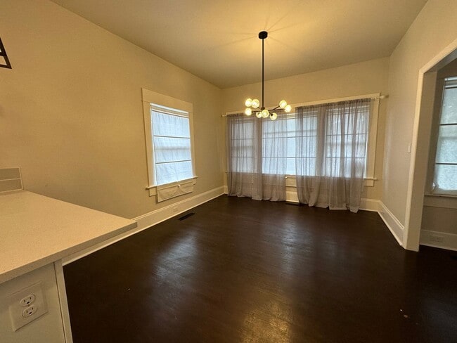 Building Photo - 3 Bedroom Plus Bonus Room in Hollywood District!