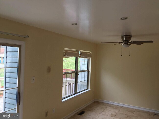Building Photo - 18423 Honeylocust Cir