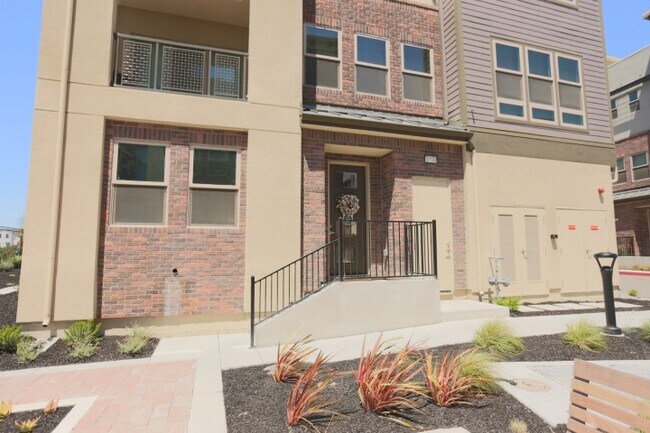 Building Photo - 1739 Hazelnut Ln