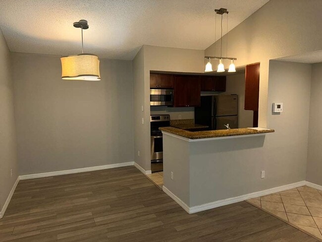 Building Photo - Cozy 2/2 2nd Floor Condo by Millenia Mall! Available Now!