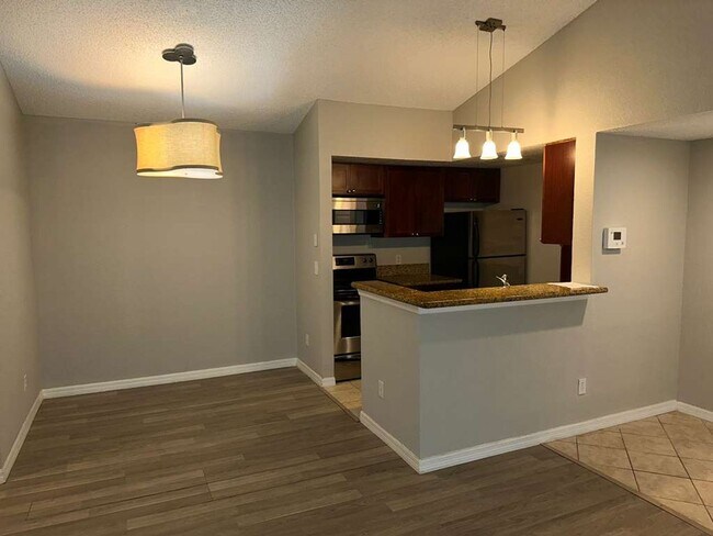 Foto del edificio - Cozy 2/2 2nd Floor Condo by Millenia Mall!...