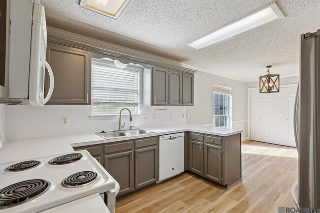 Foto del edificio - 3325 Myrtle Grove Dr