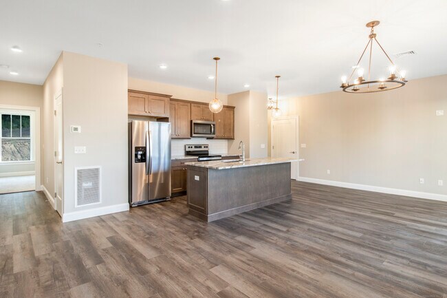 Building Photo - 504 Edgewater Cir