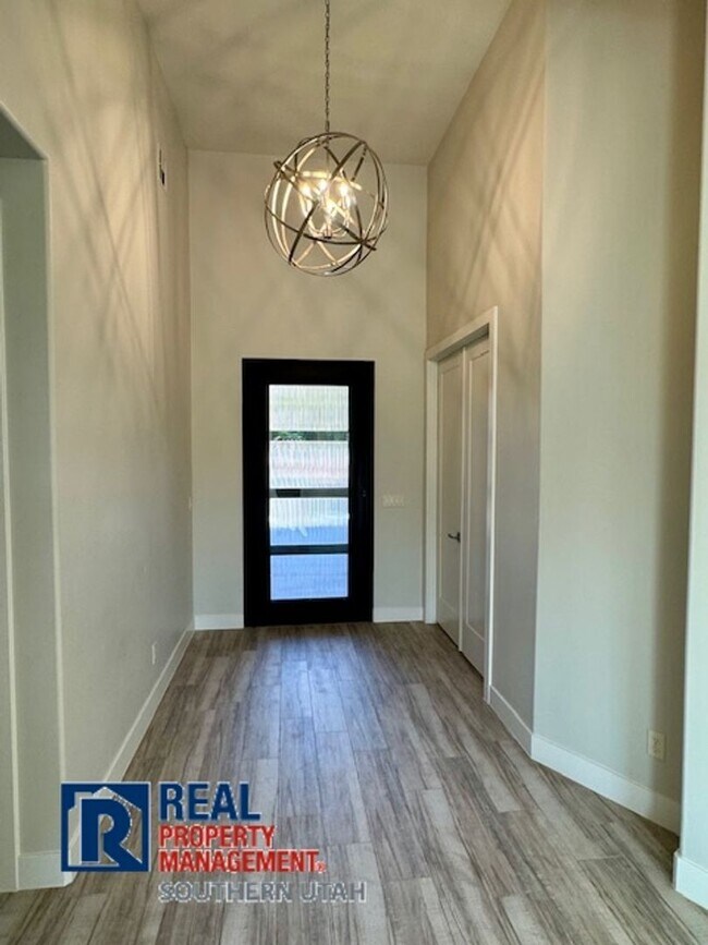 Foto del edificio - 4 Bedroom home on elevated Bloomington lot...