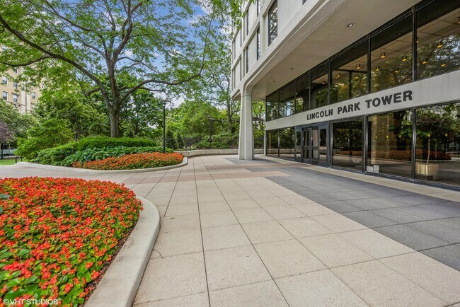 Building Photo - 1960 N Lincoln Park W