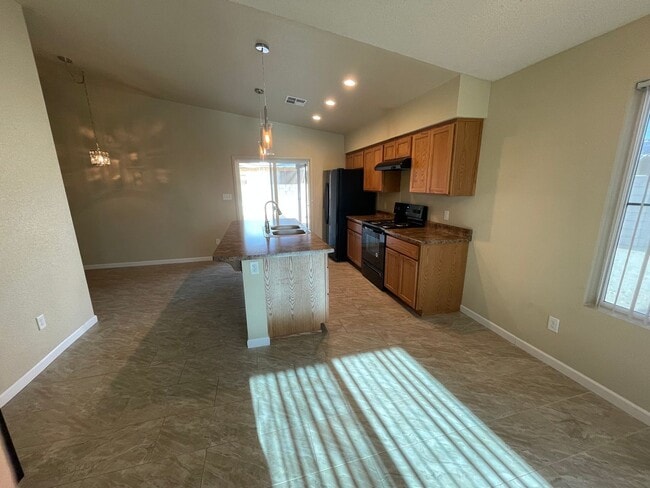 Building Photo - Like New Solar Home in Trail Estates!