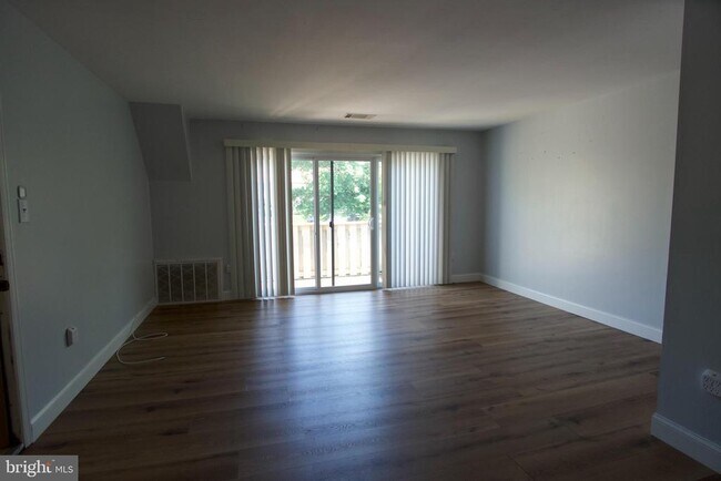 Building Photo - 206 Hickory Ct