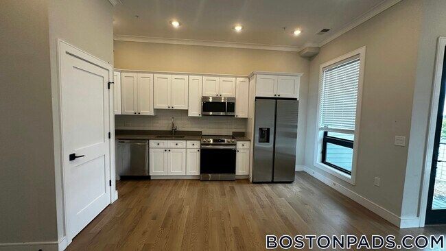 Building Photo - 16-18 Highgate (Roomate Rental) St.