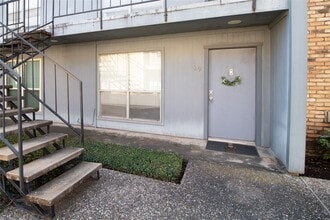 Building Photo - 6202 Skyline Dr