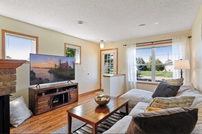 Building Photo - 3239 Oak View Dr
