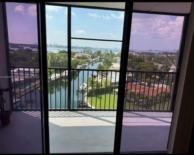 Foto del edificio - 2500 NE 135th St