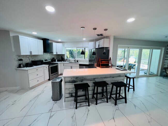 Building Photo - 4439 Parrot Ave