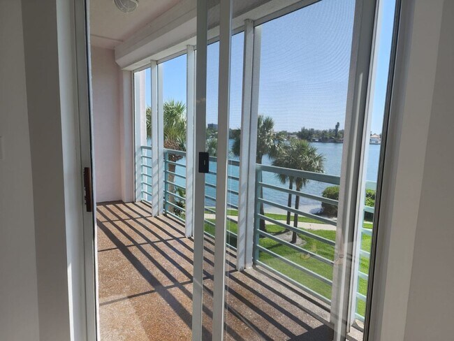 Foto del edificio - Condo - Coral Pointe At Harbourside with Water Views