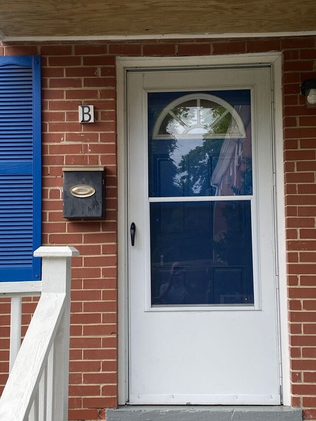 Foto del edificio - A brick townhouse steps from Lakewood shopping and dining — with everything already in it.