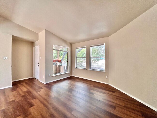 Foto del edificio - 7111 E Hwy 290