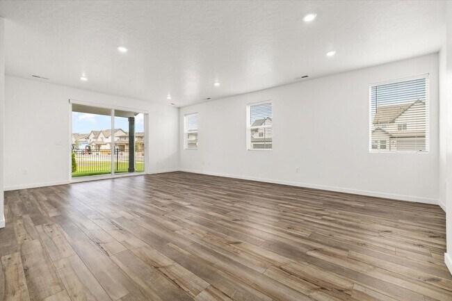 Foto del edificio - BRAND NEW Stunning 4-Bed, 3-Bath Townhome ...