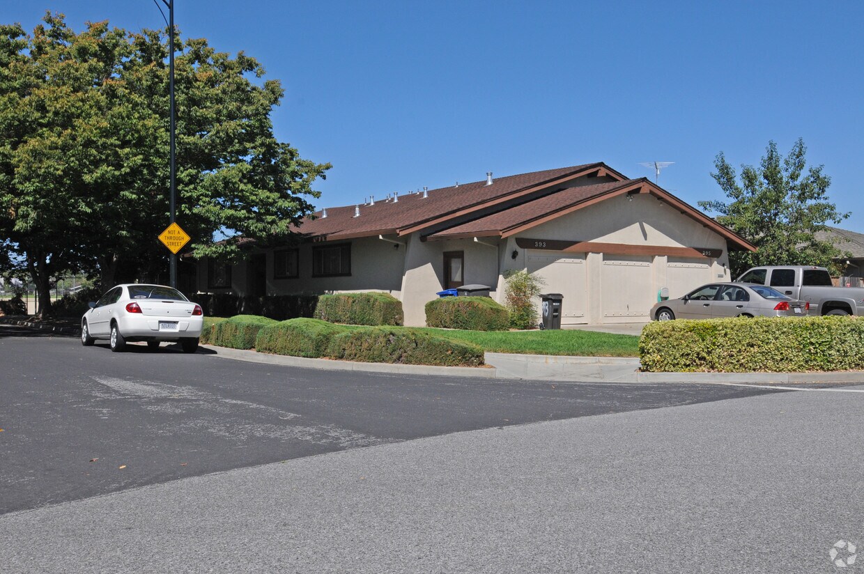 Foto principal - 393-395 Pinehurst Ave