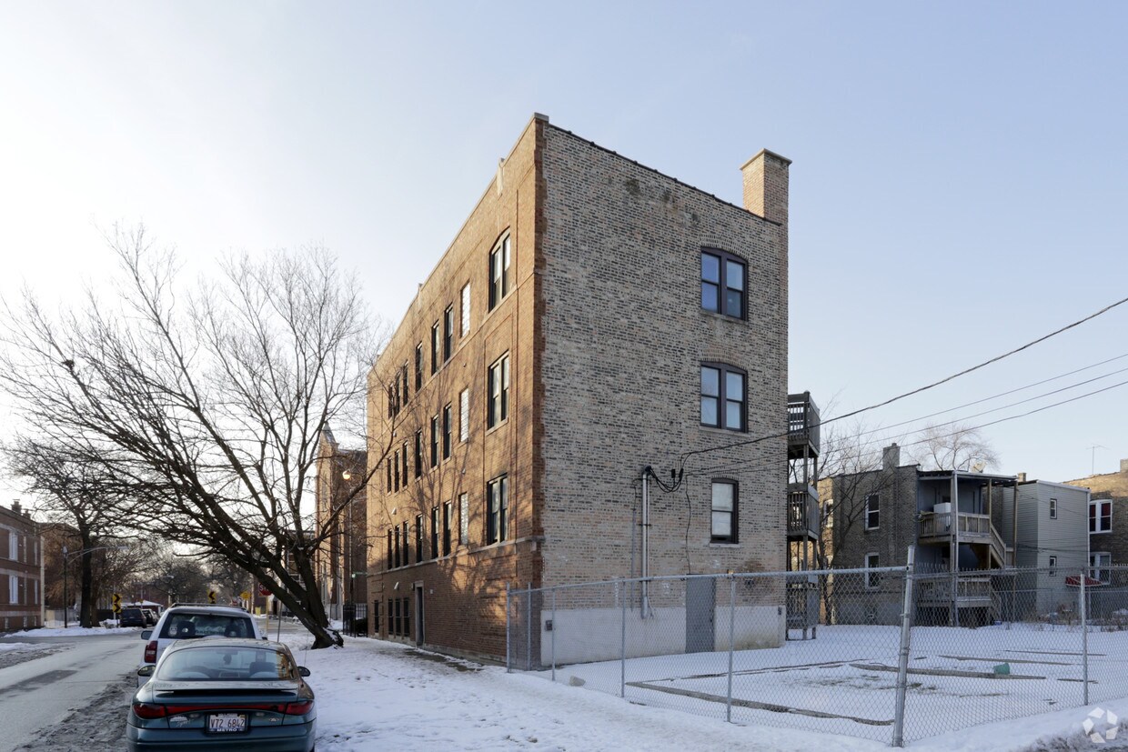 Building Photo - Hamlin - Corliss Apartments