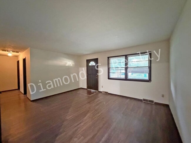 Building Photo - 3 Bedroom Home Located Near Sunset & Campbell
