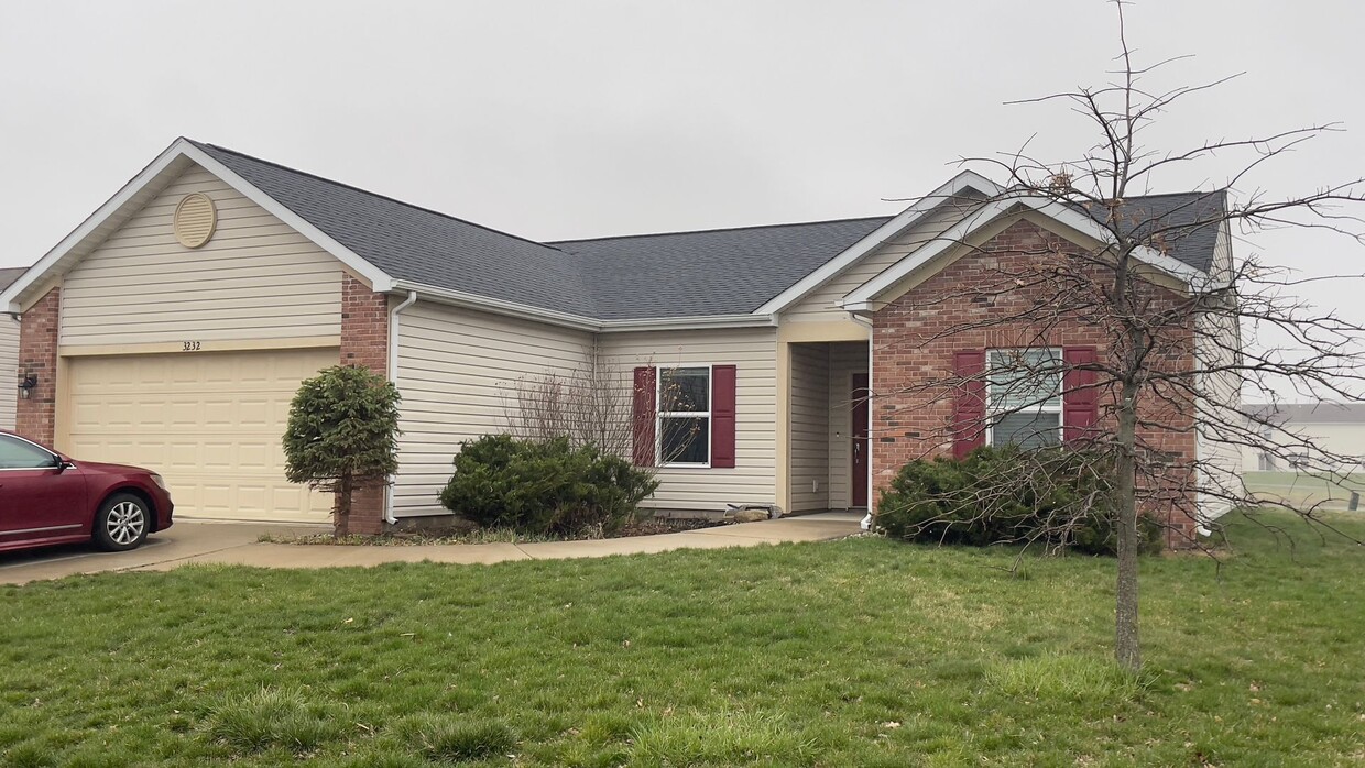 Primary Photo - LINDBERG VILLAGE...3 Bed 2 Bath w/office