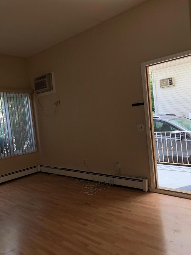 Entrance/living room (1/2) - 76 Green Valley Rd