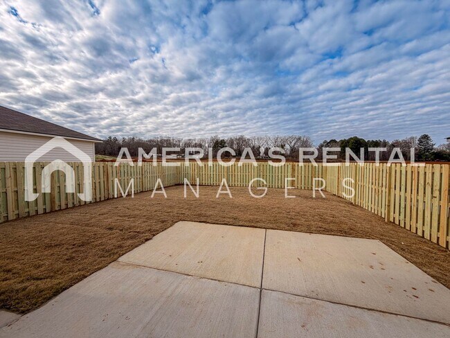 Foto del edificio - DEPOSIT PENDING!!!  Modern Two-Story Home with PRIVACY FENCE & Open Concept Design in Decatur, AL...