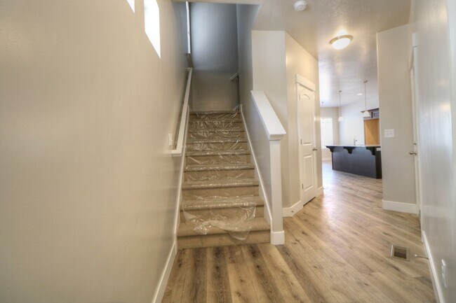 Building Photo - 4 Bedroom 2.5 Bathroom Townhome in Lehi!